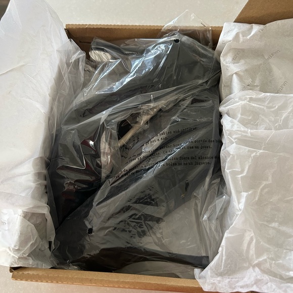 Beautiful brand new never worn black suede stilletos from Le Chateau. - Picture 4 of 4